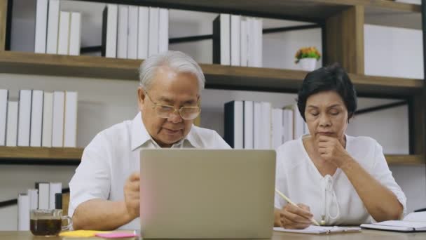 Conceito Família Resolução Casal Velho Trabalhando Computadores Domésticos — Vídeo de Stock