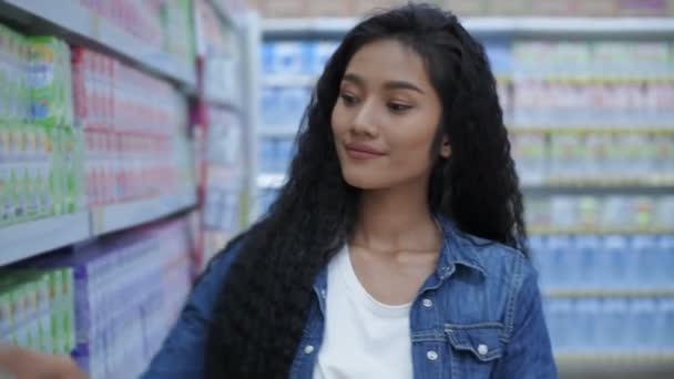 4K解像度のショッピングコンセプト アジアの女性がショッピングモールの中で — ストック動画