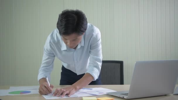 4K解析度的业务概念 亚洲人在办公室里忙着干活 — 图库视频影像