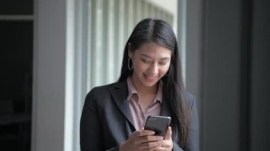 4k Kararlılığın iş konsepti. Asyalı kızlar ofiste mutlu bir şekilde konuşuyorlar..