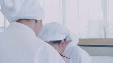 Spa konsepti 4k Çözünürlük. Annem kızına evde yüz spa 'sı yapıyor..