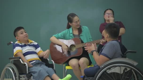 Onderwijs Concept Van Resolutie Leraar Behandelt Geest Van Gehandicapte Kinderen — Stockvideo