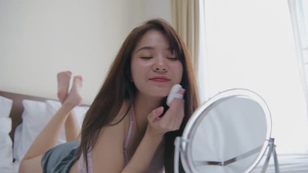 Vakantie Concept Van Resolutie Aziatische Meisjes Make Het Bed Slaapkamer — Stockvideo