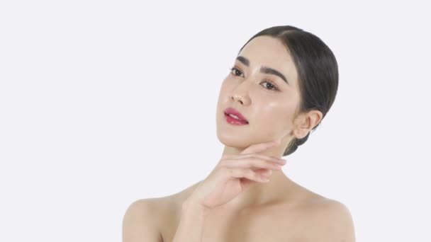 4K解像度の美しさの概念 白い背景でチャーミングに笑っている若いアジア人女性 — ストック動画