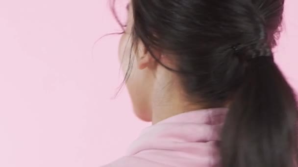 4K解像度の美しさの概念 若いアジアの女性は魅力的にピンクの背景に笑みを浮かべて — ストック動画
