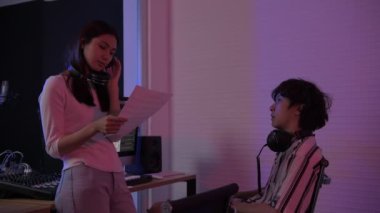 4k Çözünürlük ses kaydı konsepti. Yapımcılar stüdyo çalışmalarının yaratılışını tartışıyorlar..