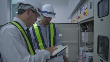 Mühendislik konsepti 4k Çözünürlük. Asyalı erkek işçiler sistemi modern aletlerle inceliyorlar..