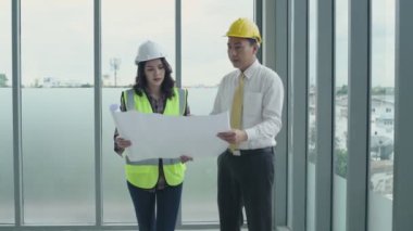 4k Kararlılığın iş konsepti. Mühendisler birlikte çalışmayı planlıyorlar..