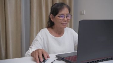 Tatil konsepti 4k Çözünürlük. Asyalı yaşlı kadınlar odada mutlu oyunlar oynuyorlar..