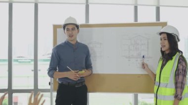 4k Kararlılığın iş konsepti. Mühendisler ofiste toplanıyorlar..