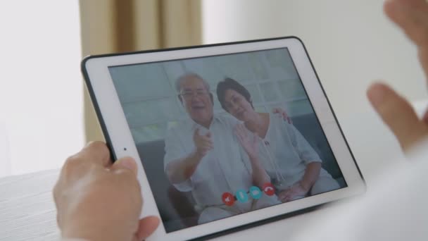 4K解像度のビデオ通話コンセプト 老夫婦が家でインタビューをしてる — ストック動画