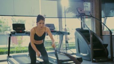Fitness konsepti 4k Çözünürlük. Asyalı genç sporcu salıncakta sallanıyor..