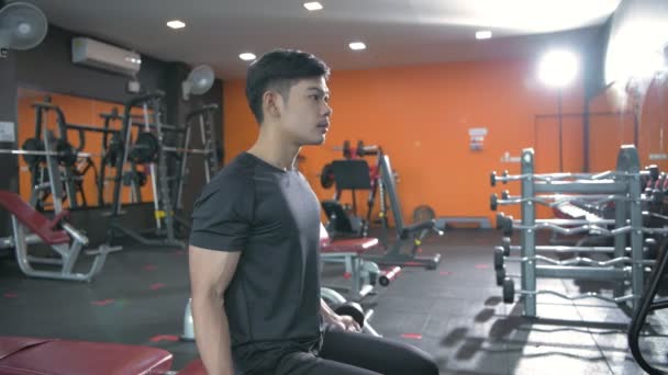 Fitness Konzept Der Auflösung Junge Asiatische Männer Heben Hanteln Der — Stockvideo