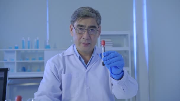 Концепция Исследования Разрешения Азиатские Врачи Рекомендуют Вакцину Против Коронного Вируса — стоковое видео