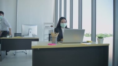 4k Kararlılığın iş konsepti. Müdür, sekretere ofiste çalışmasını emrediyor..