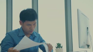4k Kararlılığın iş konsepti. Asyalı erkekler ofiste çalışmaktan strese girerler..