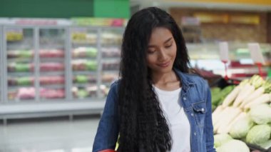 4k Kararlılığın alışveriş kavramları. Genç Asyalı müşteriler dükkânın hizmetine güveniyorlar..