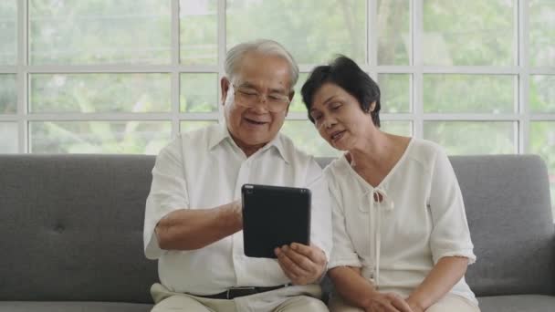 Familie Concept Van Resolutie Aziatische Oude Man Spelen Tablet Thuis — Stockvideo