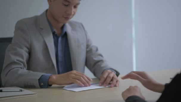 Conceito Negócio Resolução Asiáticos Homens Estão Mãos Dadas Concordando Com — Vídeo de Stock