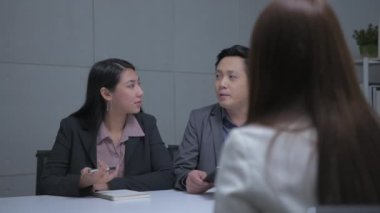 4k Kararlılığın iş konsepti. İşadamları ofiste başarılı iş görüşmeleri yapıyorlar.