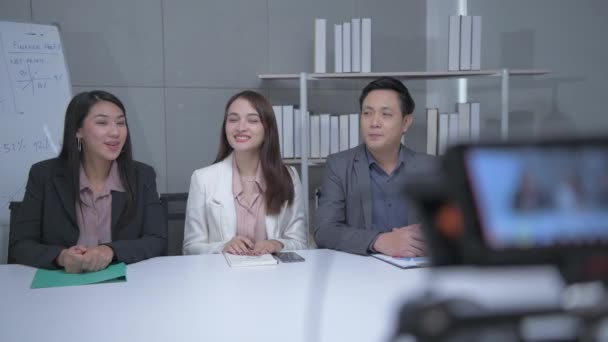 Bedrijfsconcept Van Resolution Commissie Interviewt Studenten Binnen Universiteit — Stockvideo