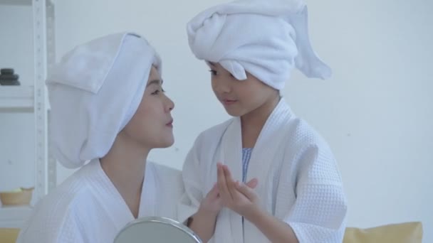 Spa Konsep Resolusi Ibu Dan Anak Asia Yang Menerapkan Lotion — Stok Video