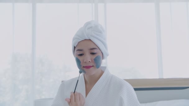 Conceito Spa Resolução Mulher Asiática Aplicando Creme Facial Quarto — Vídeo de Stock
