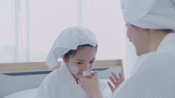 Concetto Spa Risoluzione Mamma Sta Applicando Maschera Facciale Sua Figlia — Video Stock
