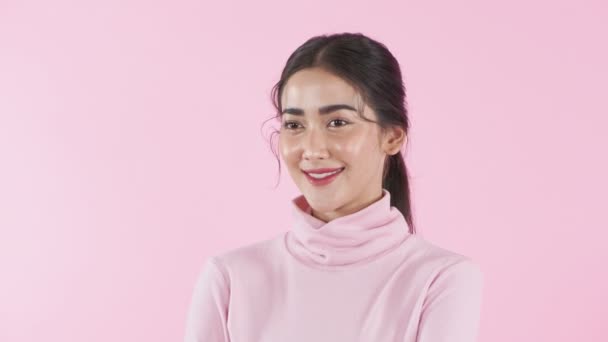 Conceito Beleza Resolução Jovem Mulher Asiática Sorrindo Encantadoramente Fundo Rosa — Vídeo de Stock