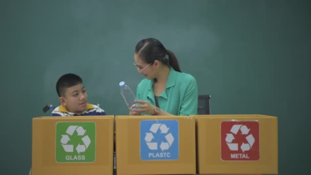 Concepto Educativo Resolución Profesor Enseña Niños Discapacitados Ordenar Basura — Vídeo de stock