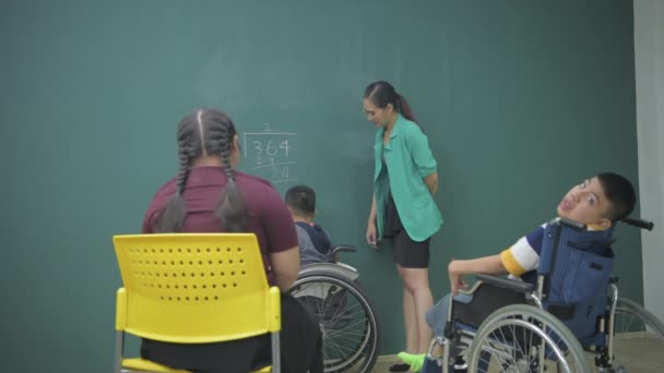 Eğitim Konsepti Kararlılık Asyalı Çocuk Tahtada Matematik Problemleri Çözüyor — Stok video
