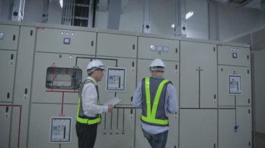 Mühendislik konsepti 4k Çözünürlük. Çalışan jeneratörü kontrol ediyor..