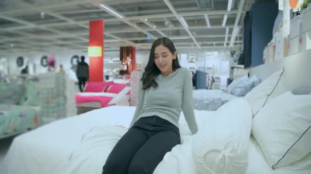 Shopping Concept Van Resolutie Aziatische Vrouwen Experimenteren Met Bedden Weergegeven — Stockvideo