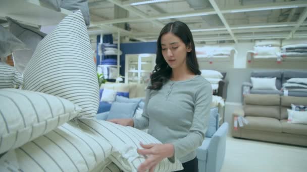 4K解像度のショッピングコンセプト アジアの女性はモール内の寝室の装飾のために買い物をしている — ストック動画