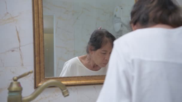 Daglig Rutin Koncept Upplösning Asiatisk Gammal Kvinna Borsta Tänderna Badrummet — Stockvideo