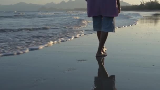 Concept Voyage Résolution Une Vieille Femme Marchant Sur Plage — Video