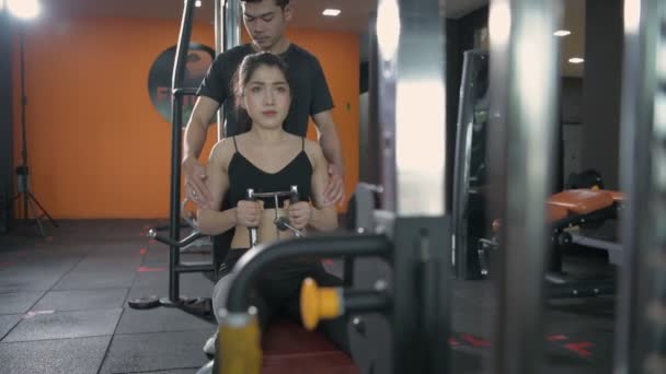 Concepto Fitness Resolución Mujer Asiática Haciendo Ejercicio Remo Peso Máquina — Vídeos de Stock