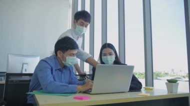4k Kararlılığın iş konsepti. Ofiste birlikte çalışan bir iş adamı ekibi..