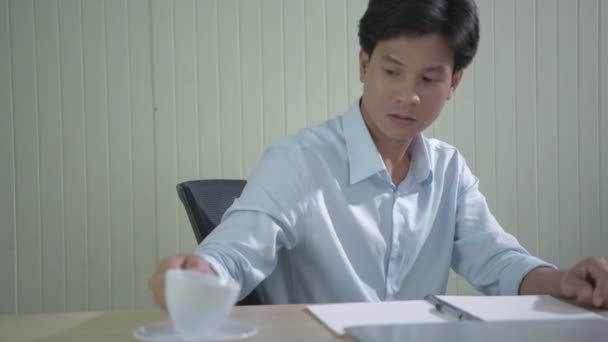 4K解像度のビジネスコンセプト アジアの男たちは一休みしてる — ストック動画
