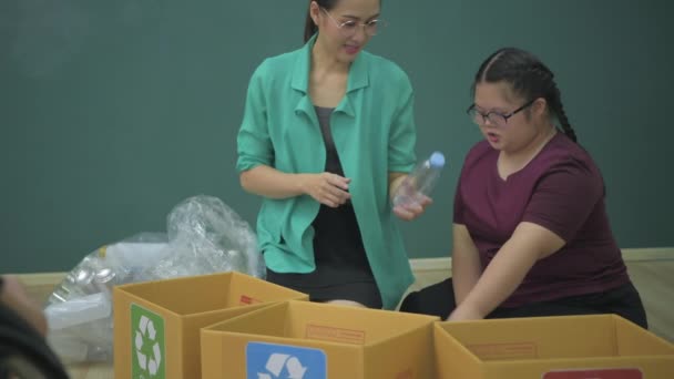 4K分辨率的教育概念 老师教残疾儿童整理垃圾 — 图库视频影像