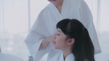 Spa konsepti 4k Çözünürlük. Annem yatak odasında saçını tarıyor..