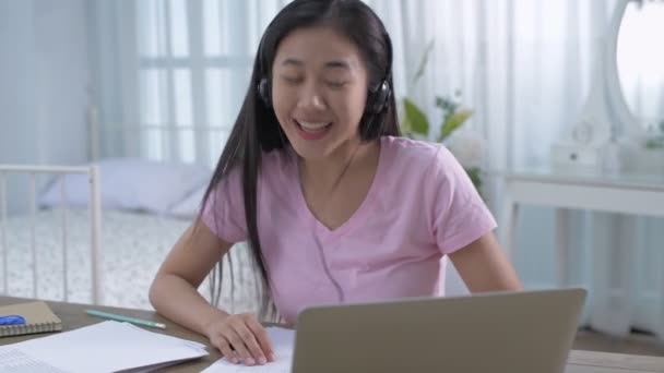 Travail Maison Concept Résolution Asiatiques Filles Communiquent Aide Ordinateur — Video