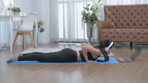 Oefening Concept Van Resolutie Aziatische Vrouw Oefenen Yoga Woonkamer — Stockvideo