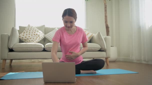 Έγκυος Γυναίκα Έννοια Του Ψηφίσματος Ασιάτισσες Που Κάνουν Γιόγκα Χρησιμοποιώντας — Αρχείο Βίντεο
