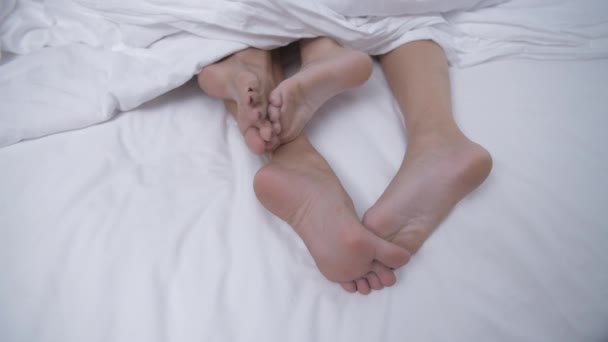 4K解像度の健康コンセプト 足はベッドの上で動いてる — ストック動画