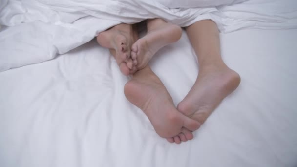 Concept Santé Résolution Les Pieds Bougent Sur Lit — Video