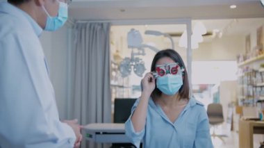 Optik dükkan konsepti 4k Kararlılık. Göz doktoru müşterinin gözlerini ölçüyor..