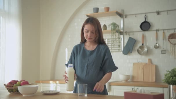 대한민국의 보물제 지정되어 아시아 소녀들 부엌에서 우유를 마시고 — 비디오