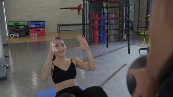 Concetto fitness di risoluzione 4k. Le donne asiatiche fanno sit-up con una palla medica. — Video Stock