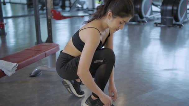 Concepto Fitness Resolución Joven Asiática Sentada Atando Cordones Gimnasio — Vídeos de Stock